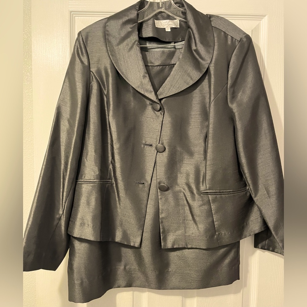 2-piece Grey beautiful Suit NWOT - Smoke & Pet free home
